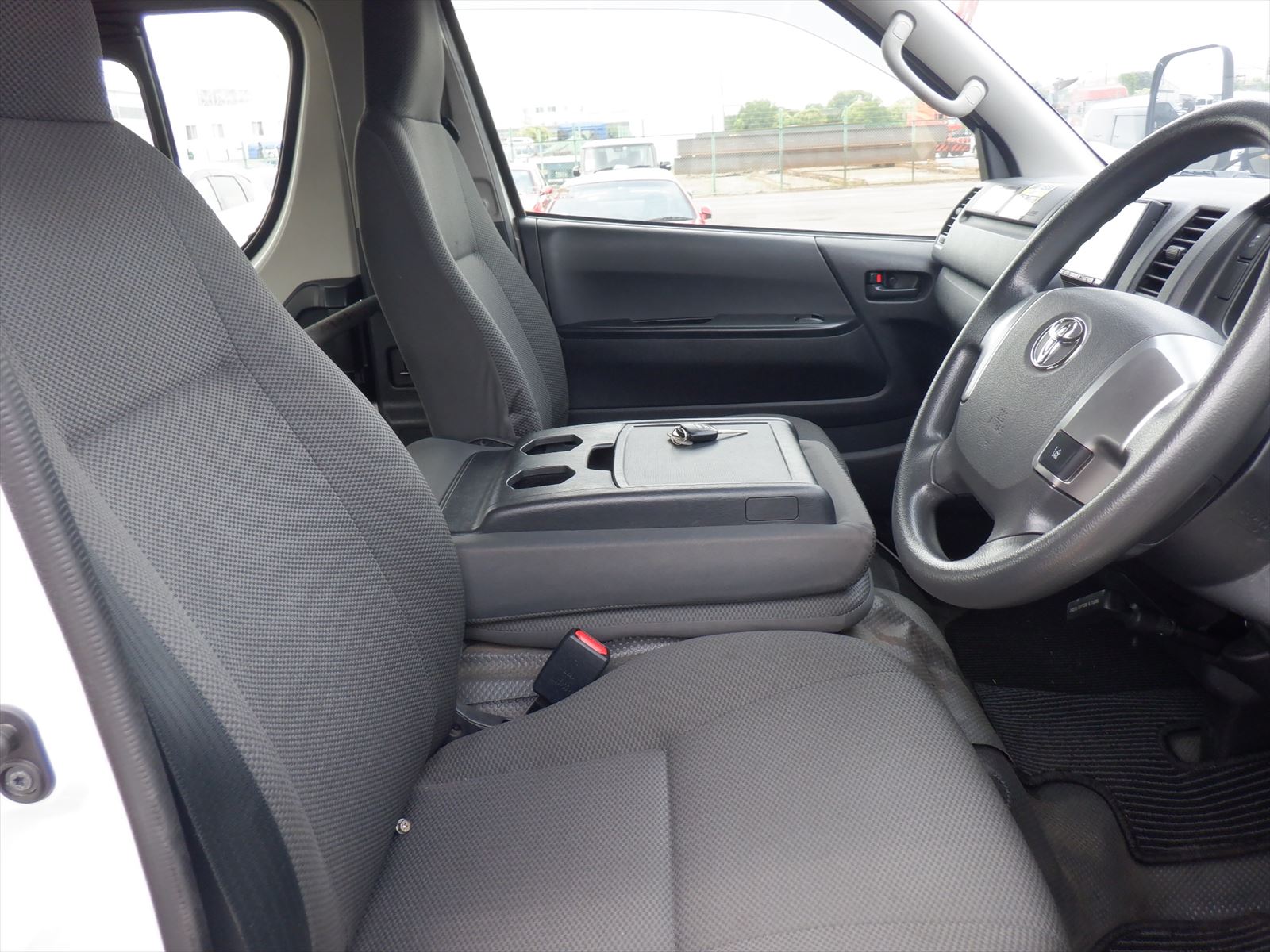 TOYOTA HIACE DX-HALF SEELING