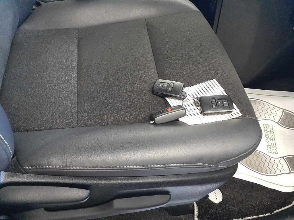 TOYOTA NOAH HYBRID WXB III PACKAGE